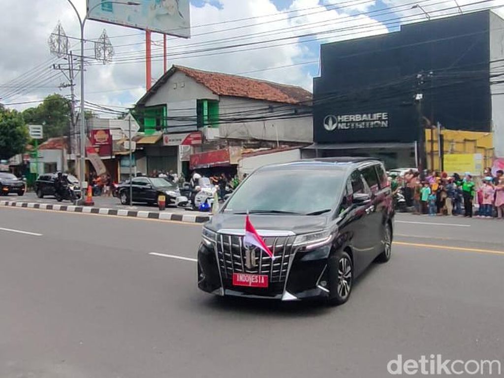 Jokowi Tiba di Lokasi Akad Nikah Kaesang dan Erina