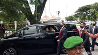 Keluar Gedung Agung, Jokowi Berangkat ke Lokasi Akad Nikah Kaesang-Erina