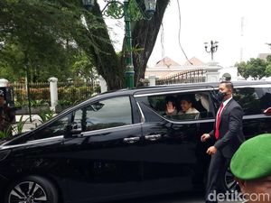 Keluar Gedung Agung, Jokowi Berangkat ke Lokasi Akad Nikah Kaesang-Erina