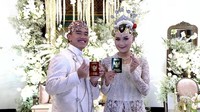 Kaesang dan Erina Pamer Buku Nikah Usai Akad