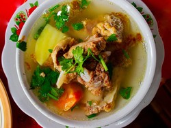 Resep Sup Tulang Sapi Berkuah Bening Gurih untuk Penghangat Badan