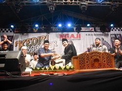Komunitas Vespa Ramaikan Pengajian Akbar di Kediri Scooter Festival