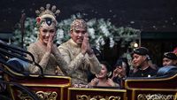 Sah Jadi Suami-Istri, Kaesang dan Erina Naik Kereta Kuda Bareng