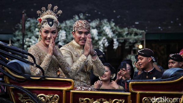 Sah Jadi Suami-Istri, Kaesang dan Erina Naik Kereta Kuda Bareng