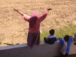 Aksi Nyentrik Dukun Kuda-Penonton Taruhan di Pacuan Kuda Dompu