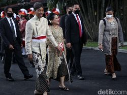 Senyum Lega Jokowi Setelah Kaesang-Erina Resmi Menikah