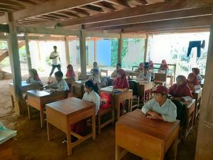 Siswa SD di Bone Belajar di Kolong Rumah dengan Fasilitas Seadanya-Minim Guru