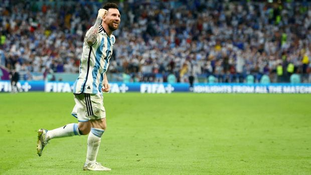 Soccer Football - FIFA World Cup Qatar 2022 - Quarter Final - Netherlands v Argentina - Lusail Stadium, Lusail, Qatar - December 10, 2022 Argentina's Lionel Messi celebrates winning the penalty shootout and qualifying for the semi finals REUTERS/Bernadett Szabo