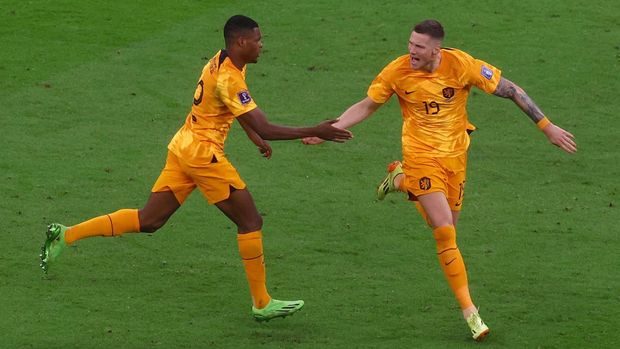 Soccer Football - FIFA World Cup Qatar 2022 - Quarter Final - Netherlands v Argentina - Lusail Stadium, Lusail, Qatar - December 9, 2022  Netherlands' Wout Weghorst celebrates scoring their first goal with Denzel Dumfries REUTERS/Paul Childs