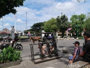 Warga Kumpul Depan Gedung Agung Jogja, Harap Dapat Sembako dari Jokowi Warga Kumpul Depan Gedung Agung Jogja, Harap Dapat Sembako dari Jokowi