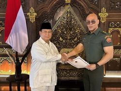 Apa Itu Pangkat Tituler yang Diberikan pada Deddy Corbuzier?