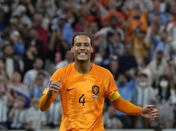 Van Dijk Dikritik Van Basten, Kini Dibela Kuyt