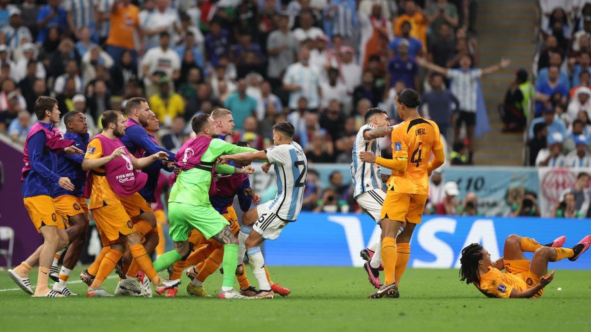 Momen Leandro Paredes ditabrak Virgil van Dijk sampai ambruk ke lapangan. (Foto: Clive Brunskill/Getty Images)