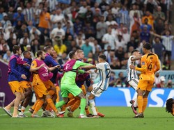 Bruukk!! Leandro Paredes Langsung Mental Ditubruk Virgil van Dijk