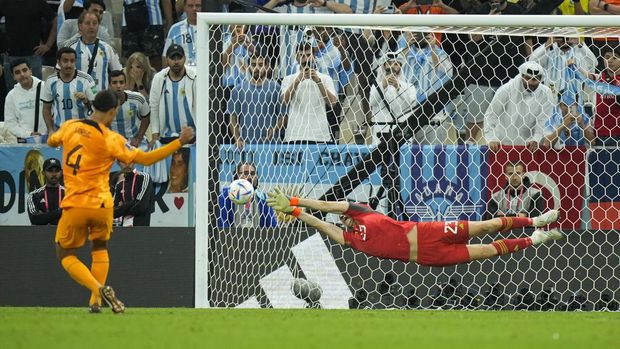 Argentina's goalkeeper Emiliano Martinez blocks a penalty kick by Virgil van Dijk of the Netherlands during the World Cup quarterfinal soccer match between the Netherlands and Argentina, at the Lusail Stadium in Lusail, Qatar, Saturday, Dec. 10, 2022. (AP Photo/Francisco Seco)