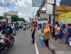 Tunggu Kaesang dan Erina, Warga Rela Berjemur di Depan Royal Ambarrukmo