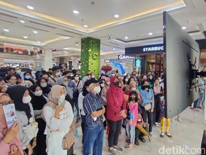 Ramainya Warga Nobar Pernikahan Kaesang dan Erina dari Mal Amplaz
