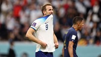Inggris kembali mendapat penalti pada menit ke-82. Kali ini, eksekusi Harry Kane tak berbuah gol setelah tendangannya melambung di atas mistar gawang Prancis.
