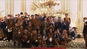 Saat Kaesang Berjinjit gegara Tenggelam Tamu-tamu Kala Foto Bareng
