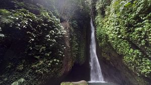 Pesona Air Terjun Leke-leke di Baturiti yang Jadi Primadona Wisman
