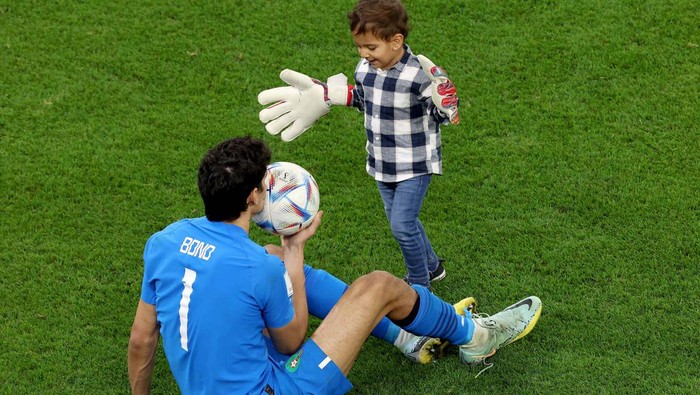 DOHA, QATAR - DECEMBER 10: Yassine Bounou of Morocco celebrates the team's 1-0 victory with his son after the FIFA World Cup Qatar 2022 quarter final match between Morocco and Portugal at Al Thumama Stadium on December 10, 2022 in Doha, Qatar. (Photo by Alexander Hassenstein/Getty Images)