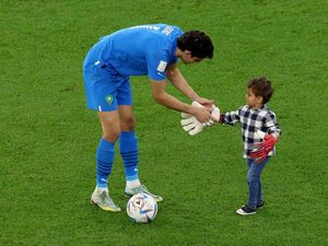 Aksi Gemas Anak Pemain Maroko Yassine Bounou Jadi Viral, Mik Disangka Es Krim