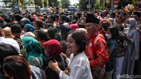 Antusias Ribuan Warga Solo Hadiri Ramah Tamah Pernikahan Kaesang-Erina