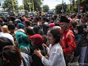 Antusias Ribuan Warga Solo Hadiri Ramah Tamah Pernikahan Kaesang-Erina