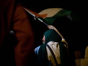 Bendera Palestina Berkibar di Tengah Pesta Pendukung Maroko