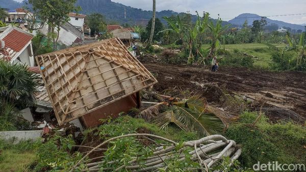 Potret Tanah Retak di Jalur Sesar Cugenang Cianjur