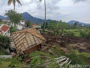 Potret Tanah Retak di Jalur Sesar Cugenang Cianjur Potret Tanah Retak di Jalur Sesar Cugenang Cianjur