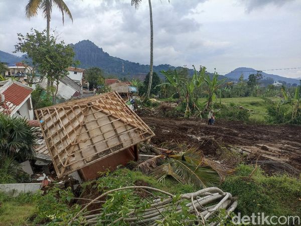 Potret Tanah Retak di Jalur Sesar Cugenang Cianjur