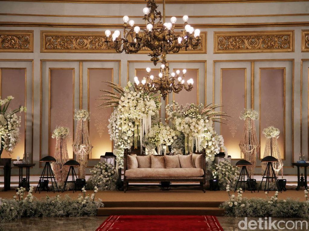 Foto: Dekorasi Tasyakuran Kaesang-Erina, Pura Mangkunegaran Penuh Bunga Putih Foto: Dekorasi Tasyakuran Kaesang-Erina, Pura Mangkunegaran Penuh Bunga Putih