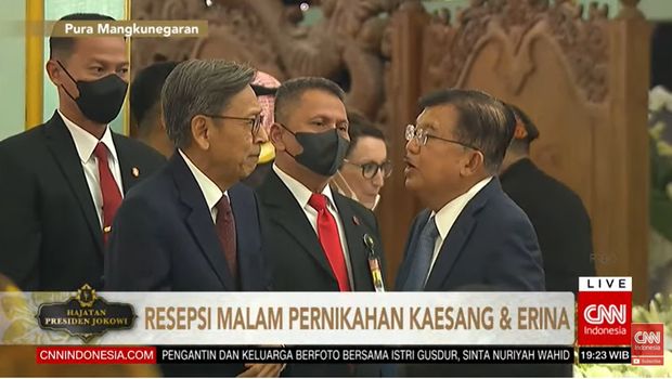 Dua Wapres SBY di resepsi pernikahan Kaesang dan Erina Gudono. Terlihat Boediono dan JK bercengkrama di Puro Mangkunegaran.