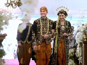 Ekspresi Kocak Kaesang saat Menuju Pelaminan Bersama Sang Istri Ekspresi Kocak Kaesang saat Menuju Pelaminan Bersama Sang Istri