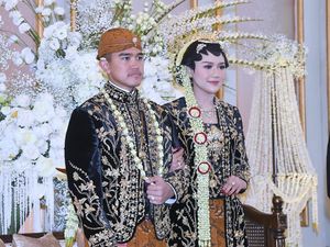 Gaya Roy Marten Hadiri Undangan Tasyakuran Pernikahan Kaesang-Erina Gaya Roy Marten Hadiri Undangan Tasyakuran Pernikahan Kaesang-Erina