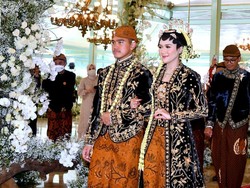 Melihat Lebih Dekat Ayunya Erina Istri Kaesang Berbusana Solo Putri