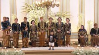 Foto Keluarga Nikahan Kaesang, Al Nahyan Cucu Jokowi Tampil Beda Sendiri