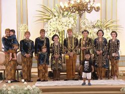 Intip Kemeriahan Prosesi Kirab Kaesang-Erina Menuju Puro Mangkunegaran