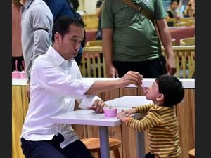 Gemas! 10 Gaya Lucu Jan Ethes Saat Makan Durian hingga Es Krim Bareng Jokowi