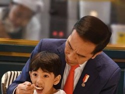 Momen Jokowi Ajak Cucu ke Candi Prambanan