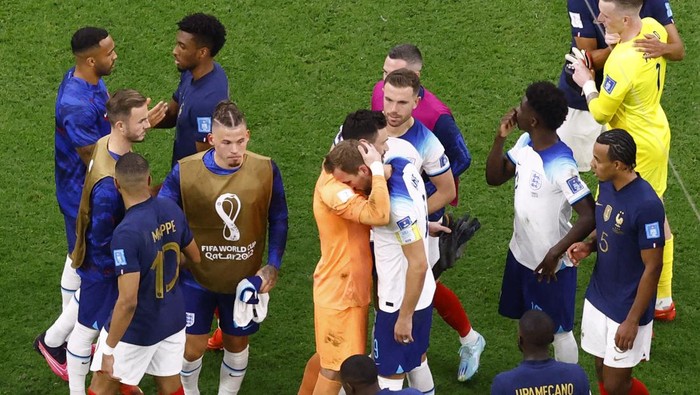 Soccer Football - FIFA World Cup Qatar 2022 - Quarter Final - England v France - Al Bayt Stadium, Al Khor, Qatar - December 11, 2022  Frances Hugo Lloris with Englands Harry Kane after the match as France progress to the semi finals and England are eliminated from the World Cup REUTERS/Peter Cziborra
