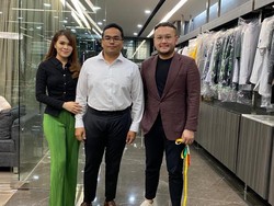 Anak Hotman Paris Fitting Jas, Pernikahan Semakin Dekat
