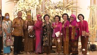 Semringahnya Iriana Berfoto dengan Kerabat di Tasyakuran Kaesang-Erina