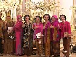 Semringahnya Iriana Berfoto dengan Kerabat di Tasyakuran Kaesang-Erina