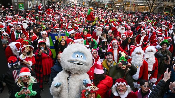 Jalanan New York Dipenuhi Ratusan Sinterklas, Ada Apa?