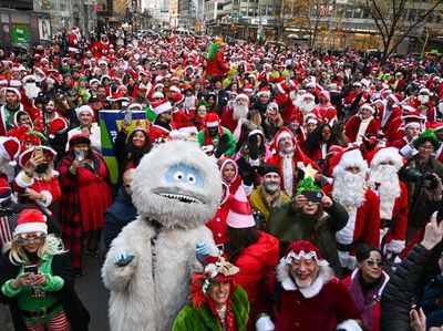 Jalanan New York Dipenuhi Ratusan Sinterklas, Ada Apa?