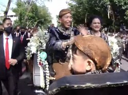 Gemasnya Jan Ethes Sibuk Sapa Warga Saat Kirab Tasyakuran Kaesang-Erina