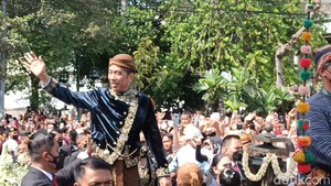 Rombongan Kirab Masuk ke Puro Mangkunegaran, Teriakan Jokowi Menggema