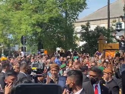 Jokowi Sempat Turun Sapa Warga Depan Puro Mangkunegaran Saat Kirab